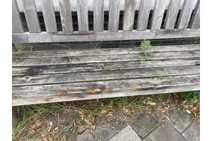 Twee tuinbanken