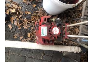 Kleine gemotoriseerde ploeg en egg voor grondverzet