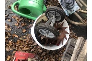 Kleine gemotoriseerde ploeg en egg voor grondverzet