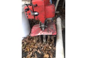 Kleine gemotoriseerde ploeg en egg voor grondverzet