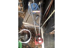 Kleine gemotoriseerde ploeg en egg voor grondverzet