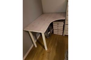 (hoek) Bureau in goede staat met afdraaibare poten.