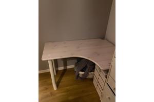 (hoek) Bureau in goede staat met afdraaibare poten.