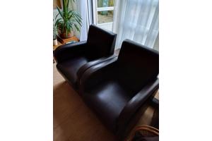 2 bruine leren stoelen