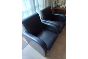 2 bruine leren stoelen