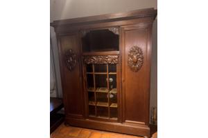 Antieke houten kast