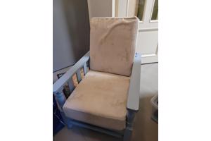 Lichtblauwe comfortabele houten "rokersstoel"