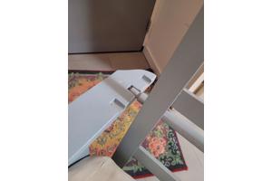 Lichtblauwe comfortabele houten "rokersstoel"