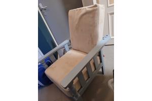 Lichtblauwe comfortabele houten "rokersstoel"