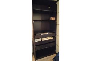 Kast Ikea zwart met 2 deuren en 3 lades