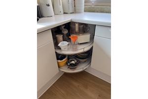 Degelijke U-vormige witte keuken