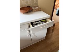 Degelijke U-vormige witte keuken