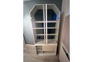 Witte vitrinekast met onderin opbergruimte