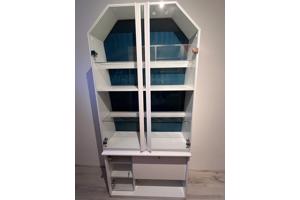 Witte vitrinekast met onderin opbergruimte