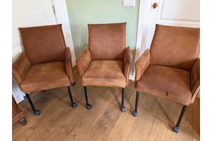 Drie leren eetkamerstoelen