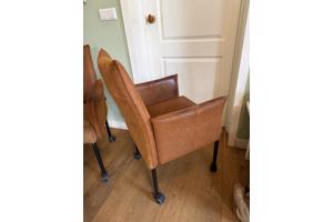 Drie leren eetkamerstoelen