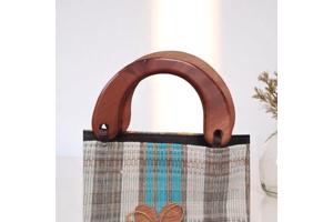 handtas met houten handvatten