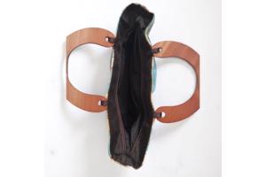 handtas met houten handvatten