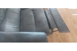 Bruine bank met voetensteun en hocker