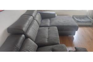 Bruine bank met voetensteun en hocker