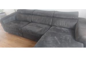 Bruine bank met voetensteun en hocker