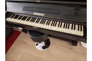 Zwart gelakte piano