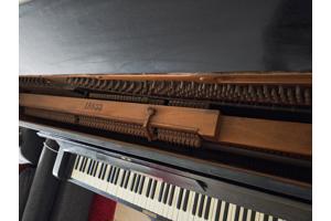 Zwart gelakte piano
