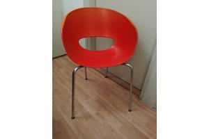 Zes oranje stoelen - kunststof en chroom - stapelbaar