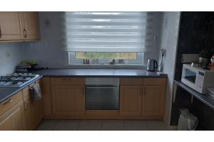 Keuken met oven, gasfornuis en afzuiger