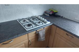 Keuken met oven, gasfornuis en afzuiger