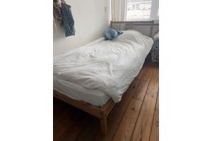 Eénpersoonsbed met lattenbodem en matras