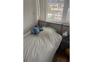 Eénpersoonsbed met lattenbodem en matras