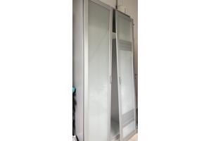 tweedeurs hang-/legkast met matglazen deuren . gedemonteerd. 220x100x60