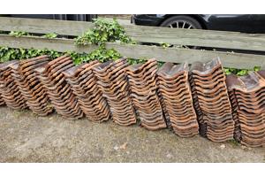 Ca. 350 geglazuurde dakpannen