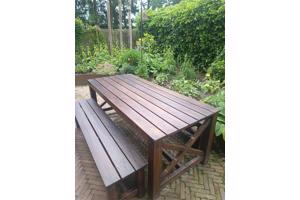 Robuuste houten picknick tafel