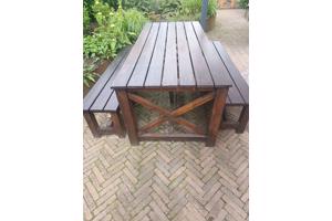 Robuuste houten picknick tafel