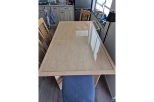 Gratis eettafel + 4 stoelen
