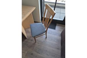 Gratis eettafel + 4 stoelen
