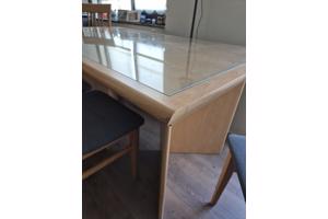 Gratis eettafel + 4 stoelen
