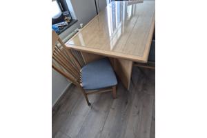 Gratis eettafel + 4 stoelen