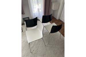 Vier design eetkamerstoelen zwart-wit