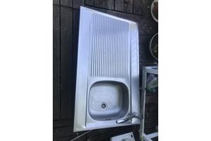 Aanrecht met wasbak en kraan