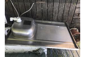 Aanrecht met wasbak en kraan