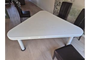 Eettafel driehoek voor 6 personen, stevig met kleine beschadigingen