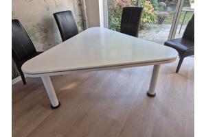 Eettafel driehoek voor 6 personen, stevig met kleine beschadigingen