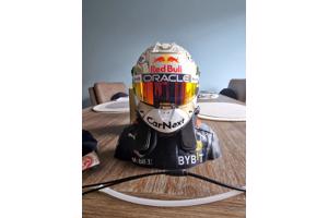 Buste en helm Max Verstappen