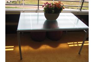Mooie (tuin) tafel met aluminium frame en glazen blad