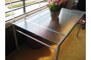 Mooie (tuin) tafel met aluminium frame en glazen blad