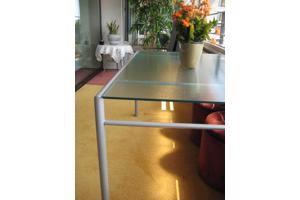 Mooie (tuin) tafel met aluminium frame en glazen blad