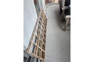Tuinmeubilair (teak stoelen, potten en klimrekken)